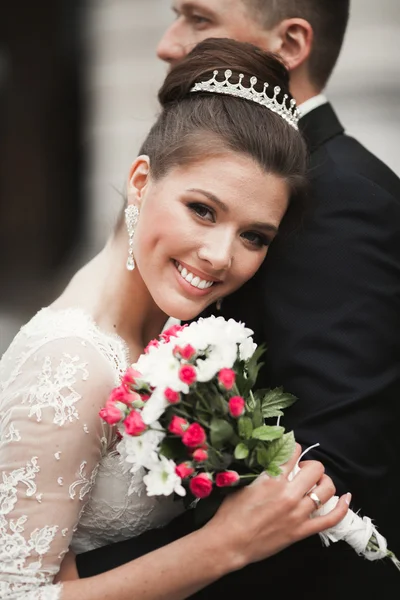 Lüks evli çift, gelin ve damat eski şehirde poz veriyor.
