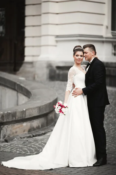 Lyxigt gift par, brud och brudgum poserar i gamla stan — Stockfoto