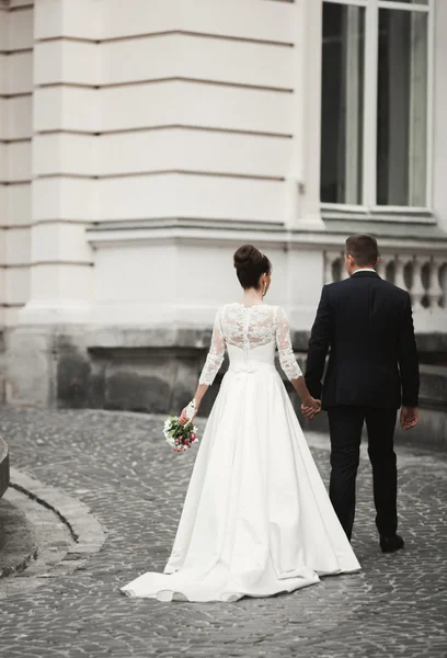 Casamento de luxo casal, noiva e noivo posando na cidade velha — Fotografia de Stock