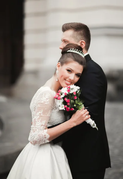 Luxus-Hochzeitspaar, Braut und Bräutigam posiert in der Altstadt — Stockfoto