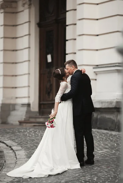 Couple de mariage marié de luxe, mariée et marié posant dans la vieille ville — Photo