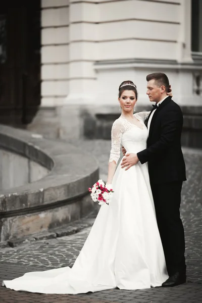 Casamento de luxo casal, noiva e noivo posando na cidade velha — Fotografia de Stock