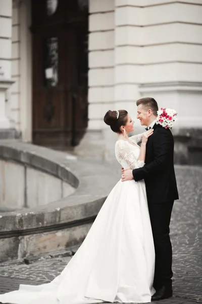 Lyxigt gift par, brud och brudgum poserar i gamla stan — Stockfoto