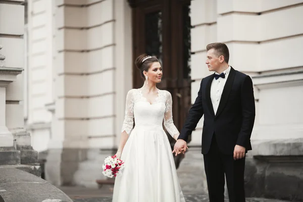 Casamento de luxo casal, noiva e noivo posando na cidade velha — Fotografia de Stock