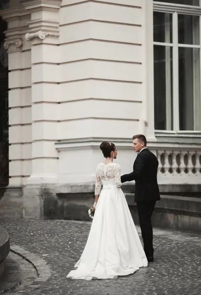 Lyxigt gift par, brud och brudgum poserar i gamla stan — Stockfoto