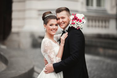 Lüks evli çift, gelin ve damat eski şehirde poz veriyor.