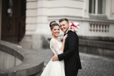 Lüks evli çift, gelin ve damat eski şehirde poz veriyor.