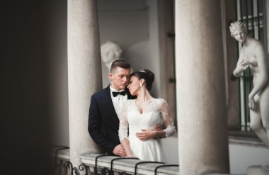 Lüks evli çift, gelin ve damat eski şehirde poz veriyor.