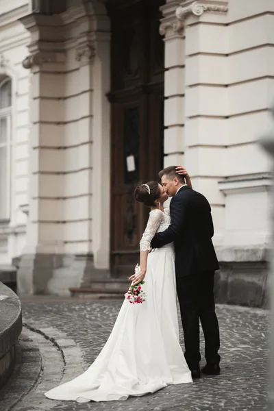 Couple de mariage marié de luxe, mariée et marié posant dans la vieille ville — Photo