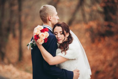 Mutlu evlilik çift, gelin ve damat park sonbaharda poz