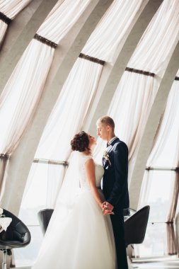 Mutlu evlilik çift, gelin ve damat otelin poz