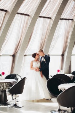 Mutlu evlilik çift, gelin ve damat otelin poz