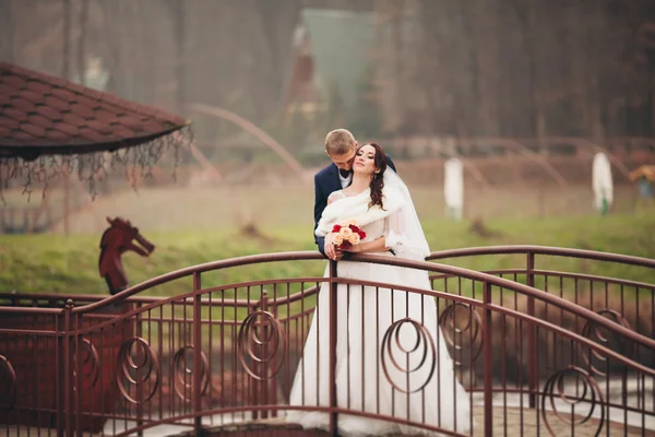 Szczęśliwy wesele para, Narzeczeni pozowanie w parku jesień — Zdjęcie stockowe