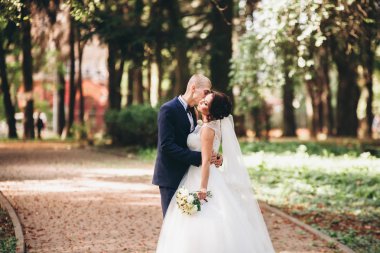 Mutlu evlilik çift, gelin ve damat parkta poz