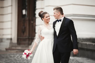 Lüks evli çift, gelin ve damat eski şehirde poz veriyor.