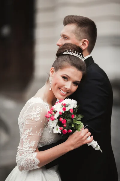 Casamento de luxo casal, noiva e noivo posando na cidade velha — Fotografia de Stock