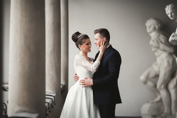 Casamento de luxo casal, noiva e noivo posando na cidade velha — Fotografia de Stock