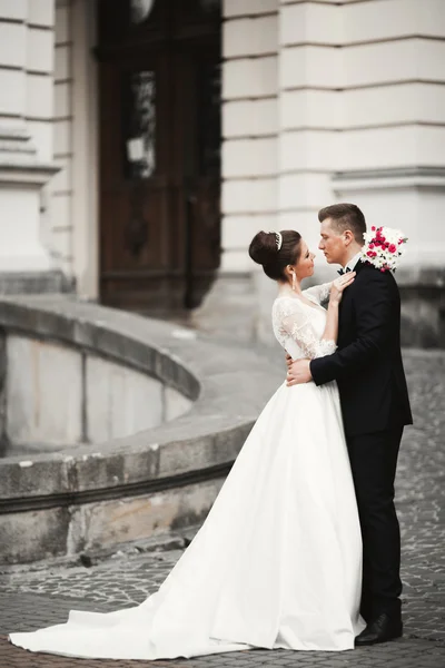 Luxury married wedding couple, bride and groom posing in old city — Stock Photo, Image