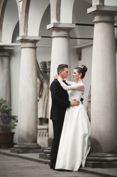 Casamento de luxo casal, noiva e noivo posando na cidade velha — Fotografia de Stock