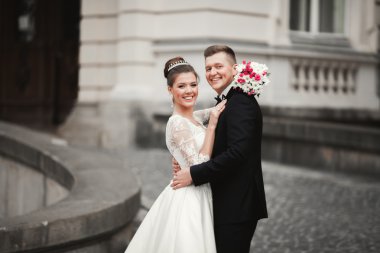 Lüks evli çift, gelin ve damat eski şehirde poz veriyor.