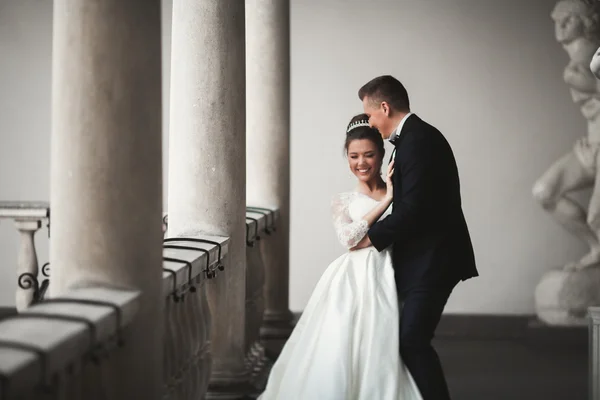 Lusso coppia di matrimoni sposati, sposa e sposo posa nella città vecchia — Foto Stock