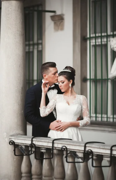 Casamento de luxo casal, noiva e noivo posando na cidade velha — Fotografia de Stock