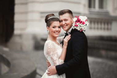 Lüks evli çift, gelin ve damat eski şehirde poz veriyor.