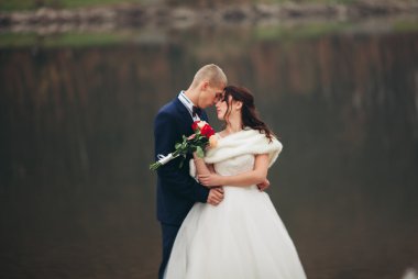 Aşk ve tutku - lake yakınındaki evli genç düğün çift öpücük