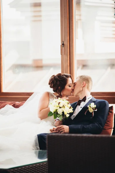 Happy wedding couple, bride and groom posing in hotel — Stock Photo, Image