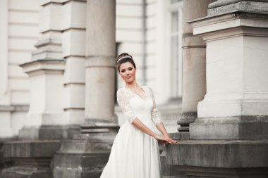 Eski şehirde poz lüks beyaz elbise ile harika gelin