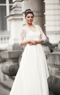 Eski şehirde poz lüks beyaz elbise ile harika gelin