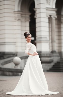 Eski şehirde poz lüks beyaz elbise ile harika gelin