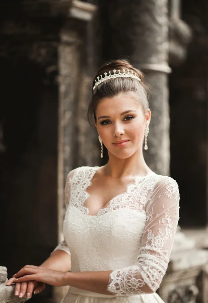 Wunderbare Braut mit einem luxuriösen weißen Kleid posiert in der Altstadt — Stockfoto