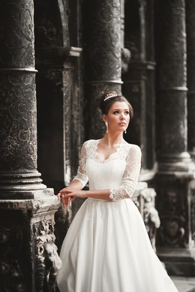 与豪华的白色连衣裙，构成古城中的美新娘 — 图库照片