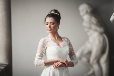 Eski şehirde poz lüks beyaz elbise ile harika gelin