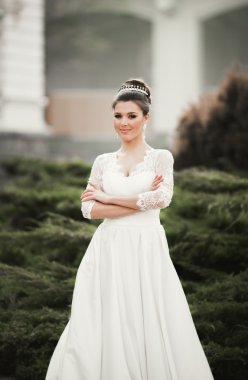 Eski şehirde poz lüks beyaz elbise ile harika gelin