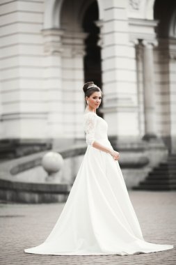 Eski şehirde poz lüks beyaz elbise ile harika gelin