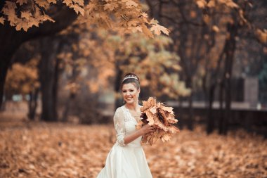 Eski şehirde poz lüks beyaz elbise ile harika gelin