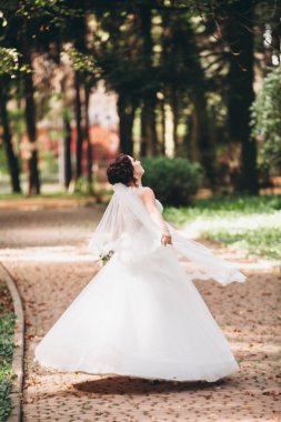 Bir buket ile açık havada poz güzel lüks gelin