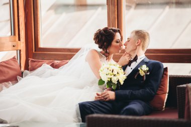 Mutlu evlilik çift, gelin ve damat otelin poz