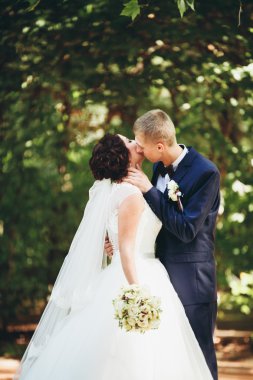 Mutlu evlilik çift, gelin ve damat parkta poz