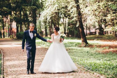 Mutlu evlilik çift, gelin ve damat parkta poz