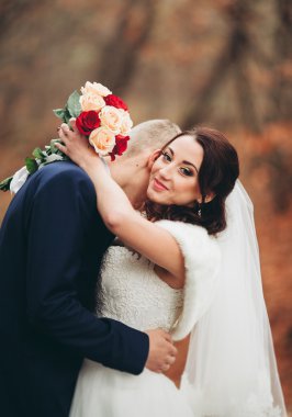 Mutlu evlilik çift, gelin ve damat park sonbaharda poz