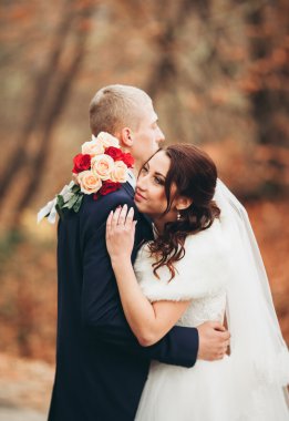 Mutlu evlilik çift, gelin ve damat park sonbaharda poz