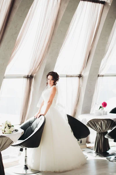 Mooie luxe bruid poseren met een boeket buitenshuis — Stockfoto