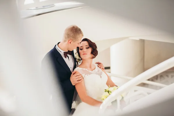 Happy wedding couple, bride and groom posing in hotel — Stock Photo, Image