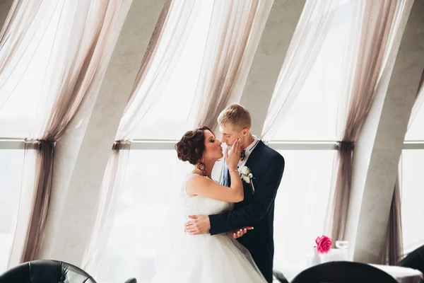 Verheugd huwelijksfeest paar, bruid en bruidegom poseren in hotel — Stockfoto