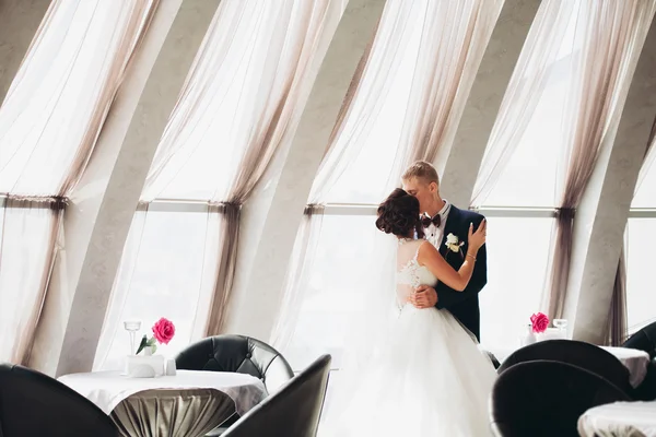 Ζευγάρι ευτυχισμένος γάμος, νύφη και ο γαμπρός που θέτουν σε ξενοδοχείο — Φωτογραφία Αρχείου