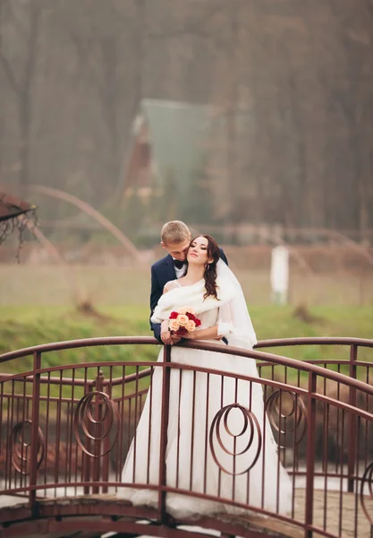 Feliz boda pareja, novia y novio posando en el parque de otoño —  Fotos de Stock