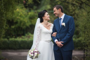 Botanik parkında yürüyen mutlu bir çift.